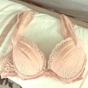 VGUC La Perla pink 32 C lace bra.